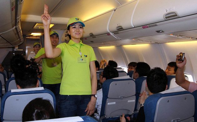 2012년 7월 조현민 전무가 진에어 취항 4주년을 기념해 객실 승무원 체험을 하며 승객들에게 인사를 하고 있다.