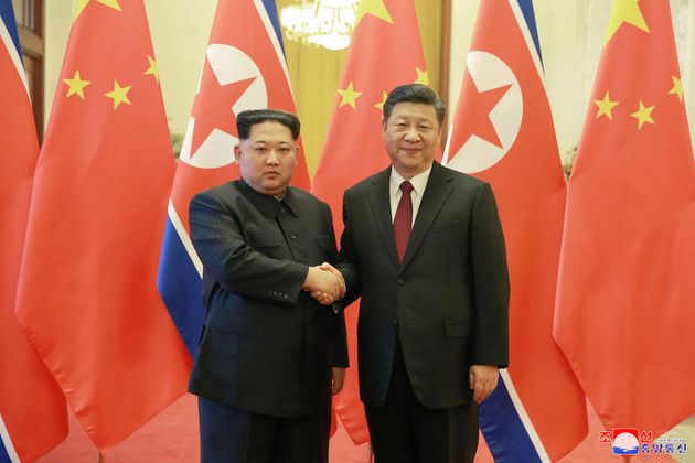 사진은 3월28일 중국을 방문한 김정은 북한 국무위원장이 시진핑 중국 국가주석과 악수하는 모습.
