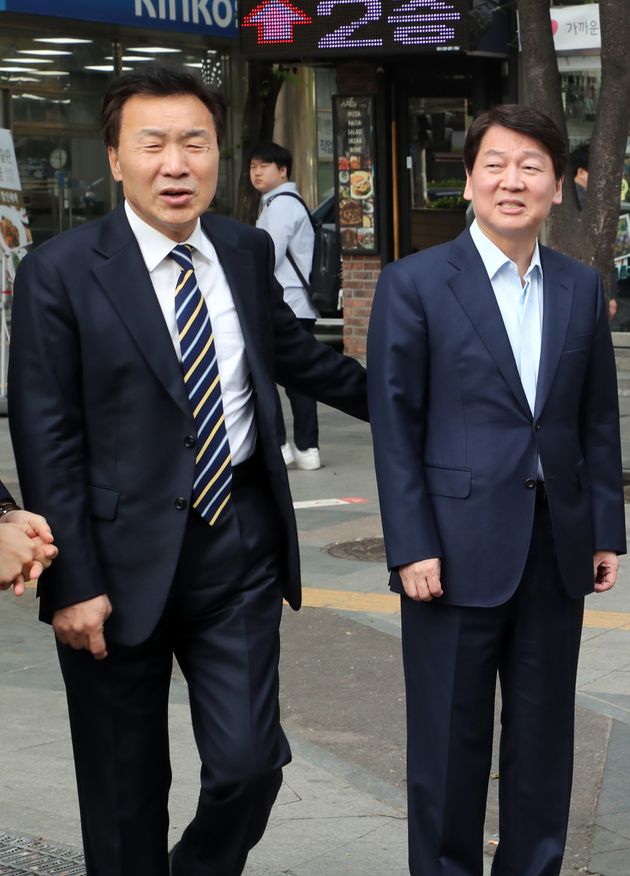 안철수 바른미래당 후보가 8일 오전 '출근인사'를 위해 서울 지하철 시청역 12번출구 앞에 서있다.