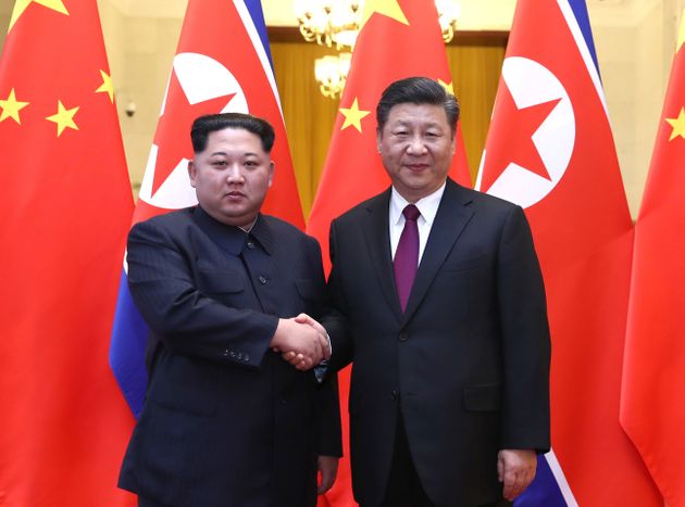 사진은 3월28일, 극비리에 중국을 방문한 김정은 북한 국무위원장이 시진핑 중국 국가주석과 악수를 나누는 모습.