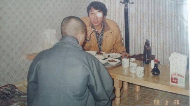 5·18민중항쟁 부상자동지회 초대 회장을 지낸 이지현(예명·이세상·65)씨가 1989년 2월 20일 전남 나주 남평 한 식당에서 여승이 된 ㅇ씨를 만나 5·18민주화운동 때 겪은 사연을 듣고 있다. 