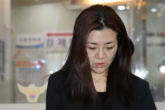'물벼락 갑질' 논란을 일으킨 조현민 전 대한항공 전무가 폭행 및 업무방해 혐의 등 피의자 신분으로 2일 새벽 조사를 마친뒤 서울 강서경찰서를 나서고 있다.