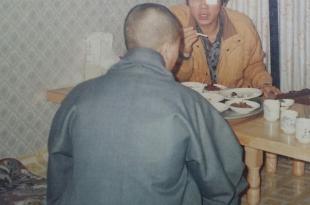5·18민중항쟁 부상자동지회 초대 회장을 지낸 이지현(예명·이세상·65)씨가 1989년 2월 20일 전남 나주 남평 한 식당에서 여승이 된 ㅇ씨를 만나 5·18민주화운동 때 겪은 사연을 듣고 있다. 