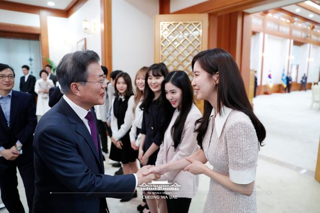 문재인 대통령이 평양 공연에서 사회를 맡았던 가수 서현씨와 악수하고 있다.