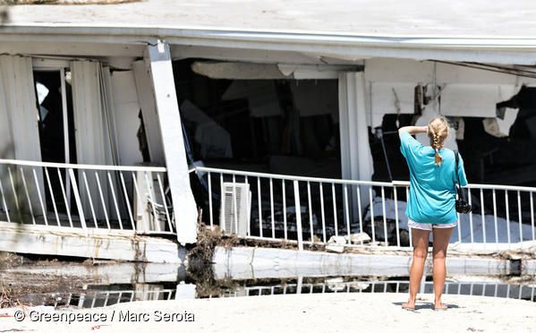 2017년 9월 미국 플로리다를 휩쓸고 간 허리케인 어마(Irma)로 피해를 입은 주민이 무너져내린 건물을 쳐다보고 있다