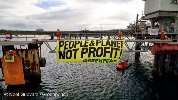 그린피스가 정유 회사 쉘(Shell)의 필리핀 바탕가스 정유 공장에서 '이익이 아닌 사람과 행성'이라고 적힌 플래카드를 걸고 시위하고 있다