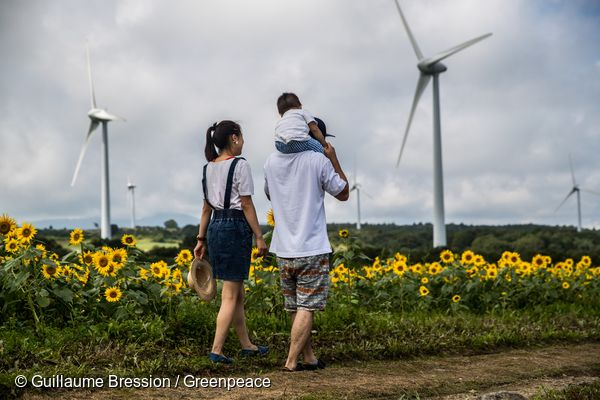2011년 원전 사고 이후 2040년까지 100% 재생가능에너지로의 전환을 약속한 일본 후쿠시마현의 풍력발전소