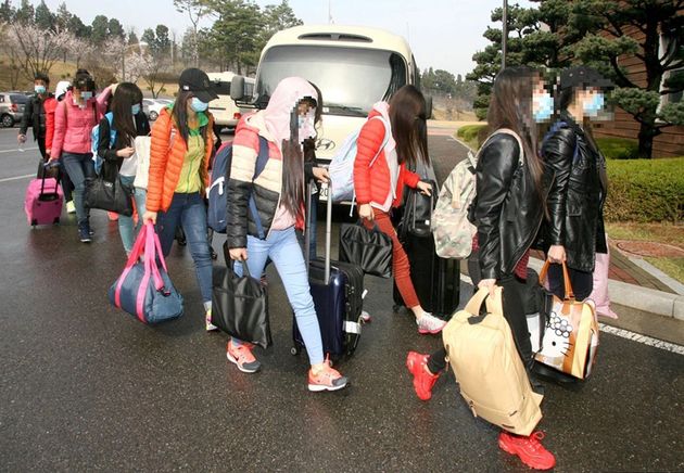 해외 북한 식당에서 근무하던 탈북자 13명이 지난 7일 인천공항을 통해 입국한 후 모처에 도착해 숙소로 걸어들어가고 있다.