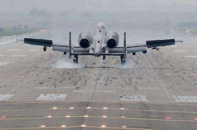 11일 오후 경기도 평택시 오산공군기지에서 임무수행을 마친 미 공군 A-10 공격기가 착륙하고 있다. 한국과 미국 공군은 이날부터 2주간 한미 공군 연합훈련인 맥스선더(Max Thunder)훈련을 실시한다.