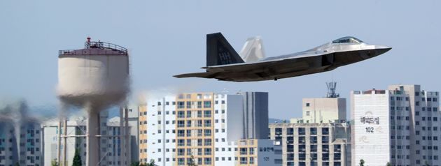 한미공군 연합훈련 '맥스선더' 가 진행된 11일 오전 F-22랩터 전투기가 공군 제1전투비행단활주로에서 이륙하고 있다.