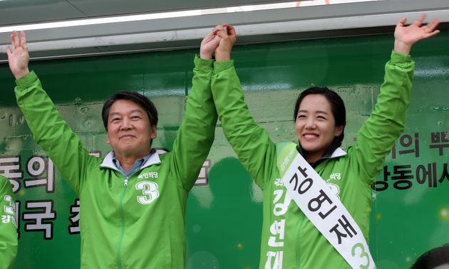 2016년 4월7일 강연재 당시 국민의당 강동을 후보(오른쪽)가 서울 강동구 천호동에서 지지를 호소하며 유세하고 있다. 