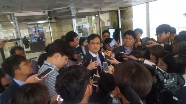 '드루킹' 김아무개씨의 변호를 맡은 오정국 변호사가 지난 2일 재판이 끝난 뒤 기자들의 질문에 답하고 있다. 