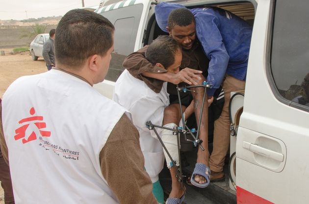 국경없는의사회 의료팀이 바니 왈리드 출신의 환자를 2차 의료 시설로 이송하고 있는 모습. 이 환자는 양쪽 다리에 골절을 입고 몇 주간 치료를 받아 왔다.