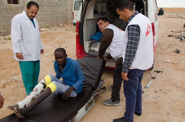 국경없는의사회 의료팀이 바니 왈리드 출신의 환자를 2차 의료 시설로 이송하고 있는 모습. 이 환자는 정강이에 개방 골절을 입었다.