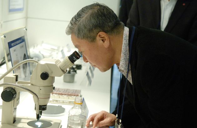 2011년 3월 LG '연구개발성과보고회'에서 구 회장이 미래 신사업 연구과제를현미경으로 살펴보고 있다 
