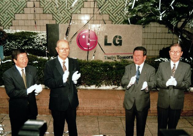 1995년 1월 LG CI 선포식을 마친 뒤 당시 구자경 회장(왼쪽 세 번째)과 구본무 부회장(왼쪽 첫 번째)이 LG트윈타워 표지석 제막식을 하고 있다.