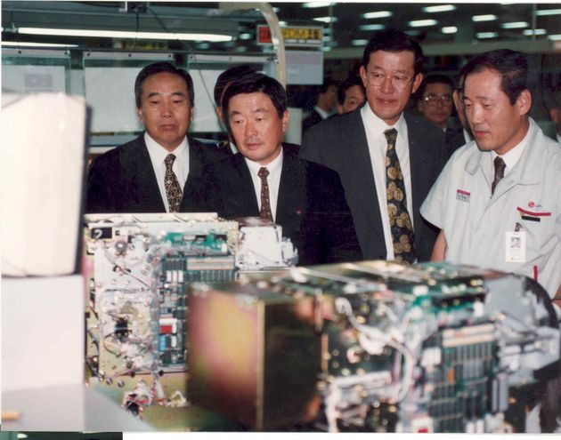 1995년 10월 구 회장(왼쪽 두 번째)과 허창수 당시 LG전선 회장(세 번째)이 LG전자 평택공장을 찾아 라인을  점검하고 있다.
