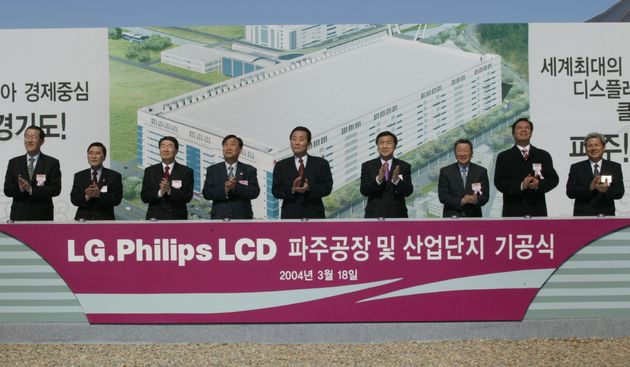 .사진은 2004년 3월 LG필립스 LCD 파주공장 기공식에 참석한 구 회장. (오른쪽 세 번째)