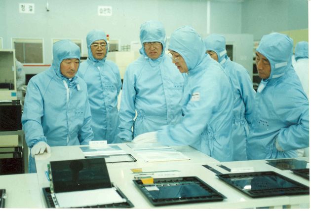 1996년 10월 구 회장(왼쪽 첫 번째)이 LCD 공장을 방문해 생산제품을 점검하고 있다.