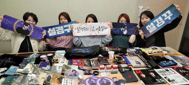 16일 오후 서울 신촌의 한 카페에서 설경구를 지지하는 팬들이 <한겨레>와 인터뷰를 하기 앞서 기념사진을 찍고 있다. 