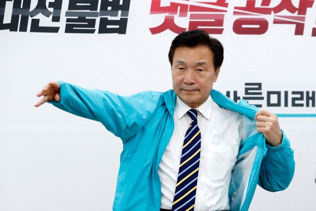 손학규 바른미래당 선대위원장이 16일 서울 여의도 국회에서 열린 광역단체장 후보 전략회의에서 선거운동복을 입고 있다.