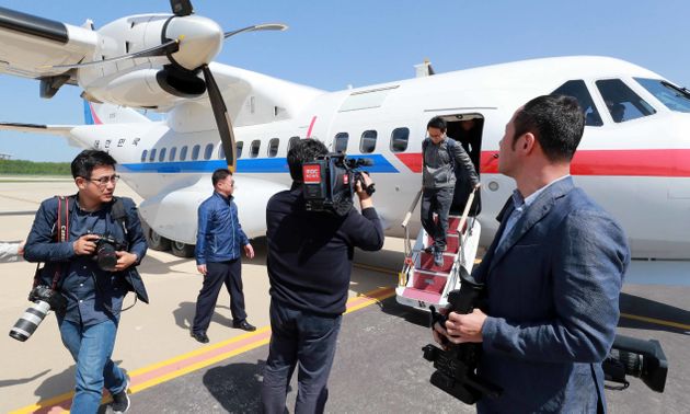 풍계리 핵실험장 폐기 남측 공동취재단이 23일 오후 북한 강원도 원산 갈마비행장에 도착하고 있다. 