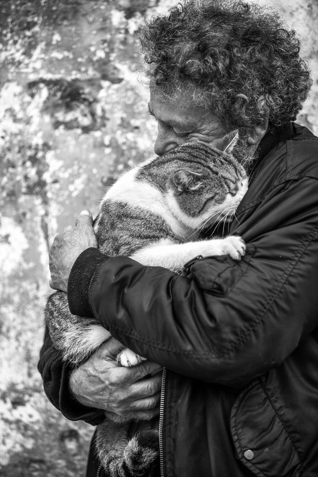 베르토는 자신의 지역 동물보호소에서 활동하는 고양이 위스퍼러다. 스파르타쿠스는 이 보호소에서 가장 큰 고양이인데, 베르토의 팔에 안길때마다 그에게 얼굴을 부빈다.