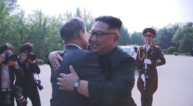 김정은의 이 인사법은 완벽한 ‘스위스식’이었다