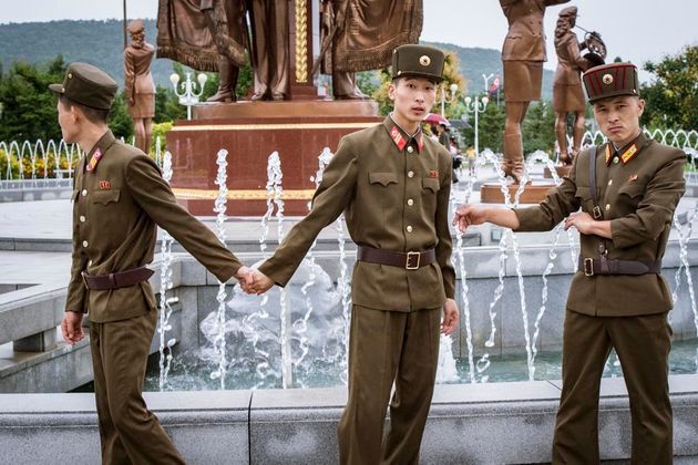 김일성 주석과 김정일 국방위원장의 시신이 영구보존되는 금수산 태양궁전을 참배하는 군인들