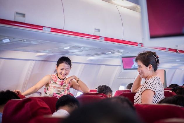 비행기에서 만난 북한인 모녀. 부유층 가족으로 보였다. 