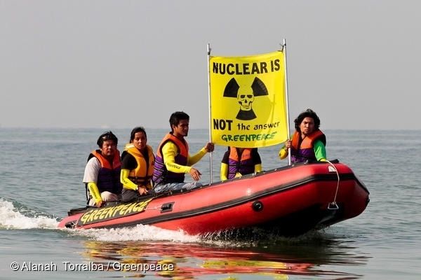 그린피스 활동가들이 필리핀 마닐라에서 탈핵을 요구하는 액션을 펼치고 있다