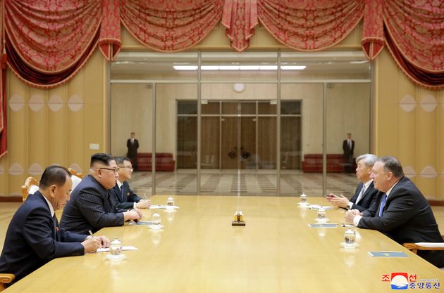 사진은 5월9일 마이크 폼페이오 미국 국무장관의 2차 평양 방문 때 배석한 북한 김영철 통일전선부장(맨 왼쪽)의 모습.