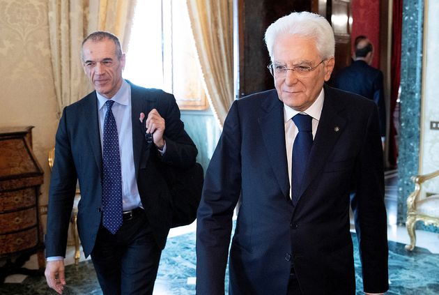 5월 29일 전 국제통화기금 고위급 관료 출신인 카를로 코타렐리(좌)가 세르지오 마타렐라 대통령(우)을 만나기 위해 이탈리아 로마의 대통령궁을 찾았다.