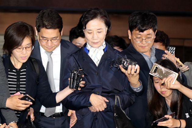 경찰이 '갑질폭행' 이명희 이사장의 구속영장을 신청했다