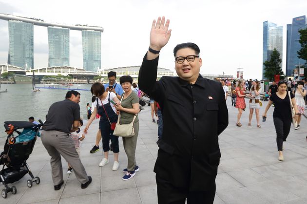 지난 27일 싱가포르 마리나베이에 김정은 북한 국무위원장 코스프레를 한 인물이 나타났다. 지난 평창동계올림픽 때도 등장했던 그 인물이다. 자신을 ‘하워드X’라고 밝힌 이 남성은 중국계 호주인으로 알려졌다.