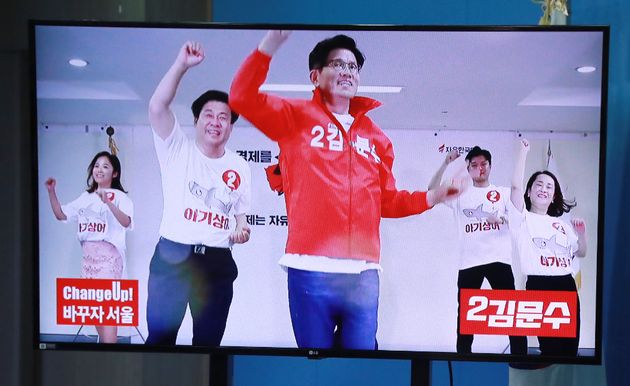 '아기 상어' 노래에 맞춰 율동 중인 김문수 자유한국당 서울시장 후보.