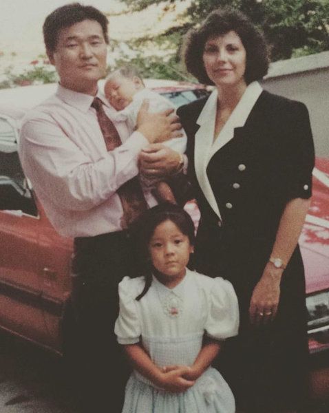 아기 때의 장민과 어머니, 아버지 그리고 누나. 