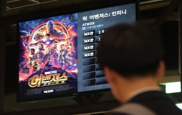 지난달 24일 영화진흥위원회 영화관입장권통합전산망에 따르면 이날 오후 7시45분 기준 영화 '어벤져스: 인피니티' 워의 예매량은 105만장으로 개봉하기도 전에 100만 명을 넘어섰다. 이어 개봉 6일만에 500만 관객을 돌파한 30일 오후 서울 강남구의 한 영화관에서 관람객이 이 영화 상영안내 앞을 지나고 있다.