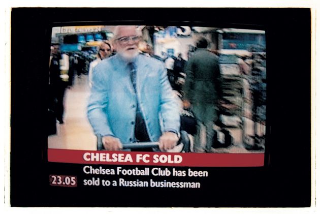 2003년 6월, 첼시 매각 소식을 알리는 TV 뉴스 화면. 화면 속 남성은 첼시의 구단주였던 켄 베이츠.