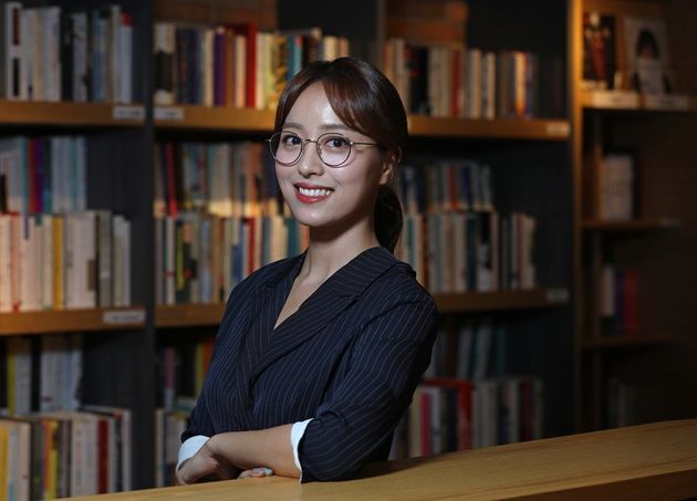 임현주 앵커가 안경 쓴 뒷 이야기를 밝혔다