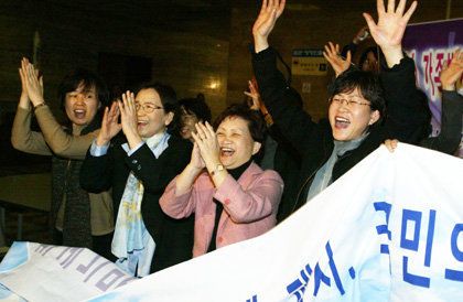 2005년 3월2일 호주제 폐지안을 주 내용으로 하는 민법개정법률안이 국회 본회의를 통과하자 본회의장 밖에서 이를 지켜보던 지은희 전 여성부 장관(오른쪽에서 두번째) 등 여성계 인사들이 기뻐하며 만세를 외치고 있다. 