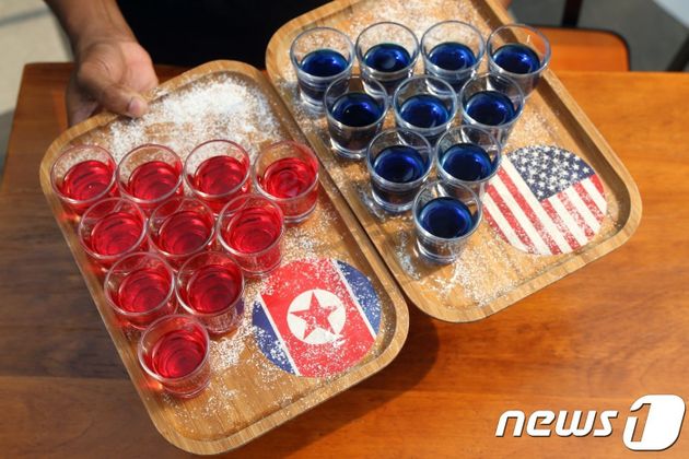 6·12 북미정상회담을 기념해 싱가포르의 술집 '에스코바'가 6일 소개한 술 먹기 게임. 가위바위보를 해서 진 쪽이 10잔을 모두 마셔야 하는데 왼쪽은 북한(소주), 오른쪽은 미국(보드카)이다.