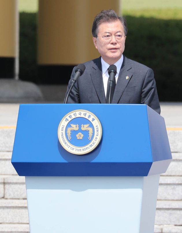 문재인 대통령이 6일 오전 대전 현충원에서 열린 제63회 현충일 추념식에서 추념사를 하고 있다.