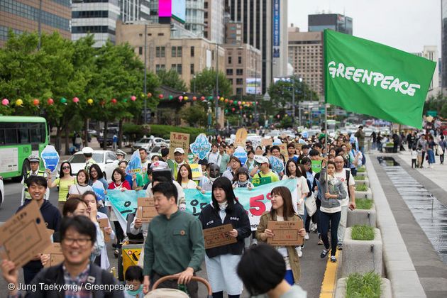 기후행진 2018에 참여한 시민이 광화문 길을 따라 걷고 있다