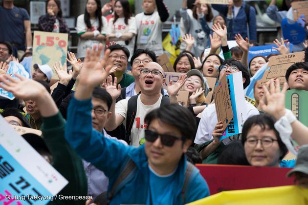 기후행진 2018에 참여한 시민들이 카메라를 향해 손을 흔들고 있다
