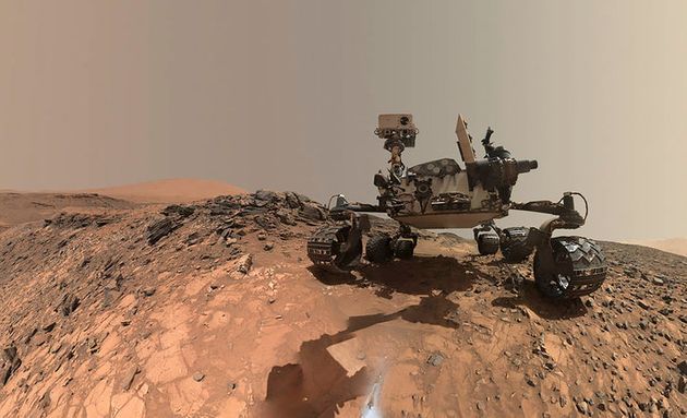 화성의 마운트 샤프에서 찍은 큐리오시티 무인 탐사기 셀카