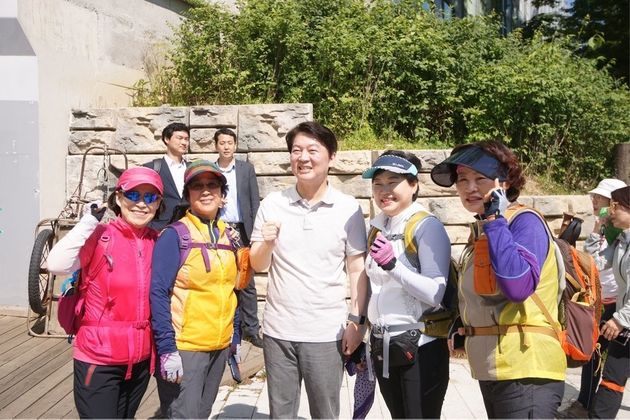 지난 2일 서울 청계산 등산로를 찾아 등산객들과 사진을 찍고 있는 안철수 바른미래당 서울시장 후보.