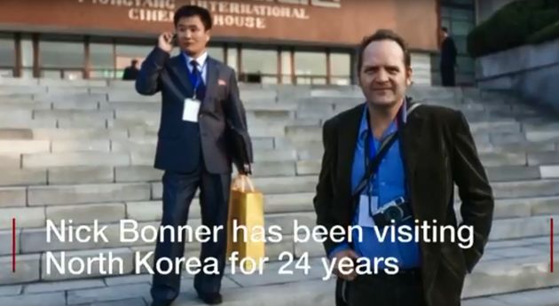 닉 보너가 북한에서 찍은 사진. 오른쪽이 보너다. 