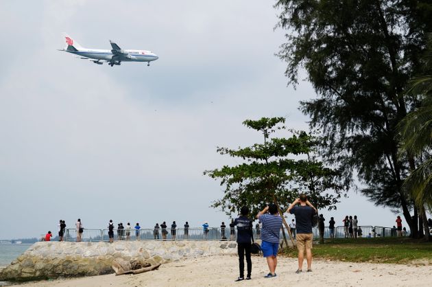 김정은 북한 국무위원장을 태운 중국국제항공 여객기가 10일 싱가포르 창이국제공항에 착륙하고 있다. 