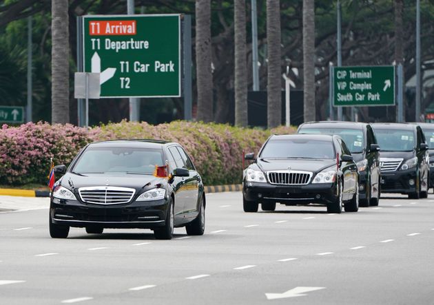 김정은 위원장의 전용차가 10일 싱가포르 시내를 달리는 모습.